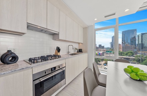 West Loop Hotel | Level - Fulton market Spacious 3 bedroom 2 baths with luxury kitchen and balcony