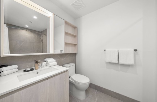 West Loop Hotel | Level - Fulton market Spacious 3 bedroom 2 baths with luxury kitchen and balcony