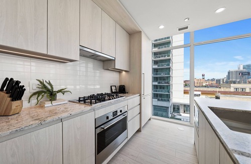 West Loop Hotel | Level - Fulton Market spacious 2 bedroom, 2 bath suite with full kitchen
