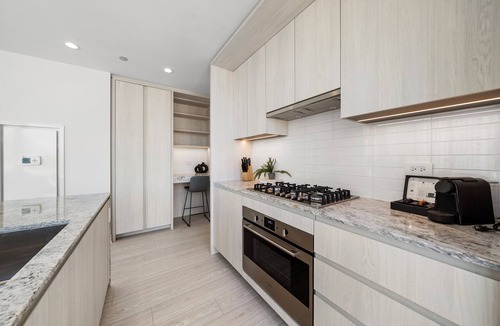 West Loop Hotel | Level - Fulton Market spacious 2 bedroom, 2 bath suite with full kitchen