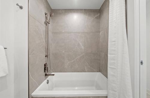 West Loop Hotel | Level - Fulton Market spacious 2 bedroom, 2 bath suite with full kitchen