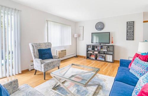 Des Plaines Apartment | Lg. 2 br Apt. North of Chicago w/Free Parking