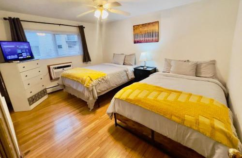 Des Plaines Apartment | Lg. 2 br Apt. North of Chicago w/Free Parking