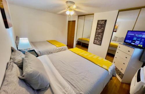 Des Plaines Apartment | Lg. 2 br Apt. North of Chicago w/Free Parking