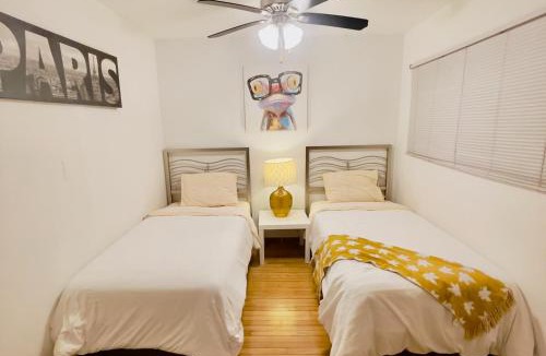 Des Plaines Apartment | Lg. 2 br Apt. North of Chicago w/Free Parking