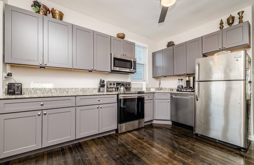 Avondale House | Light and bright 3BD duplex in Avondale, Chicago