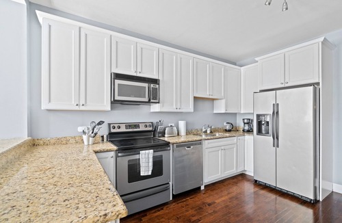 Sheffield and DePaul Condo | Lincoln Park/depaul 8 Bed 1 Parking Spot Sleeps 18 by AllSet Turnover