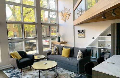 Sheffield Neighbors Apartment | Lincoln Park Light-Filled Loft