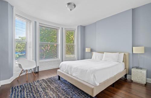 Sheffield and DePaul Apartment | Lincoln Park Mega Space 1 Parking Space Sleeps 18 condo