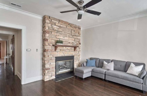 Ravenswood House | Lincoln Square Newly Remolded Unit w/ Central HVAC