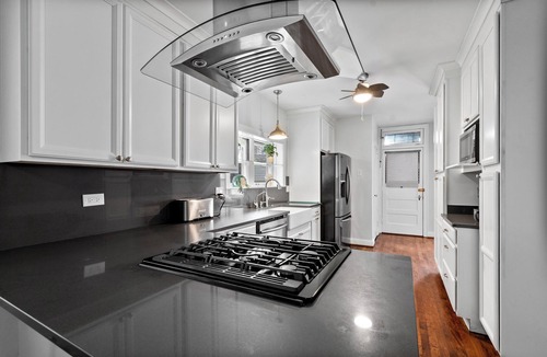 Budlong Woods Condo | Lincoln Square Sunny 3BR-1Bath Condo – Family-Friendly, Walk to Everything!