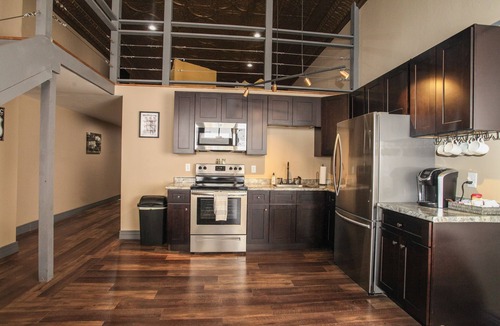 Lincoln Apartment | Lincoln’s Loft - Hawthorne Suite Downtown Lincoln, IL