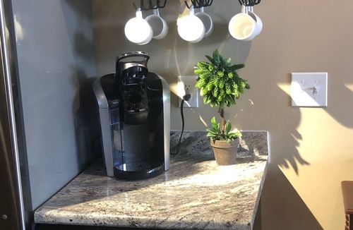 Lincoln Apartment | Lincoln’s Loft - Hawthorne Suite Downtown Lincoln, IL