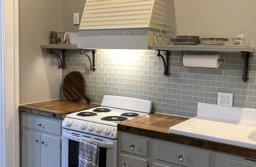 Lincoln Apartment | Lincoln’s Loft - Pearl’s Suite Downtown Lincoln, IL