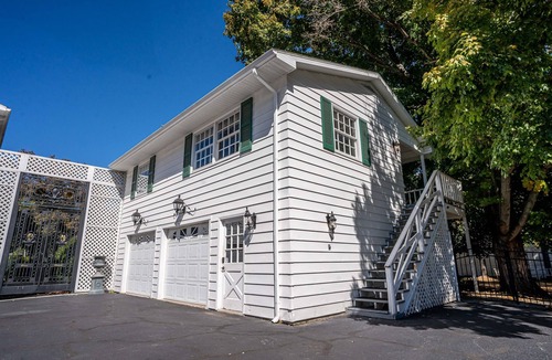 Carbondale Cottage | Located in the Luxurious Pine Manor Estates!