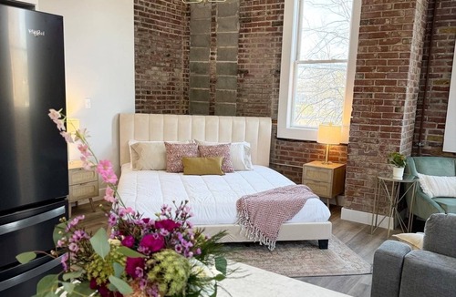 Du Quoin Apartment | Loft Apartment On Main - Sleeps 4