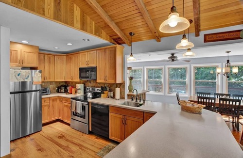 Gouldsboro Cabin | Log Cabin | King Beds | Lake Access