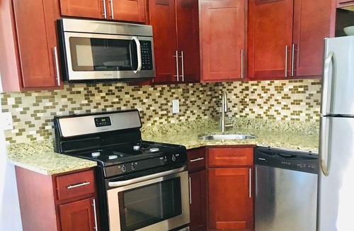 Logan Square Apartment | Logan Square 2 BR/1 BA-modern, near METRA