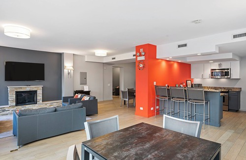 The Loop Condo | Longterm living in Chicago: 3BR Luxury Lakefront@Oak St Beach-pool, gym, decks