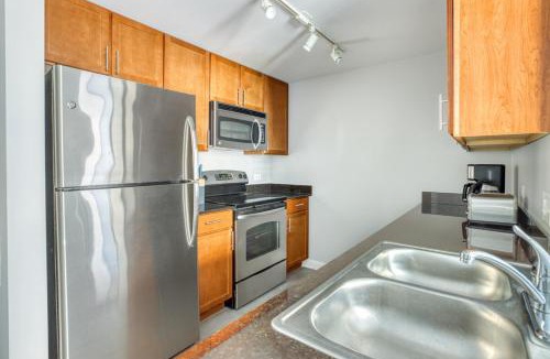 Downtown Chicago Apartment | Loop 1BR w gym pool lounge 1 block from L CHI-700