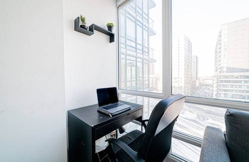 Downtown Toronto Apartment | Lovely 2 bed 2 bath condo (CN Tower view) +parking