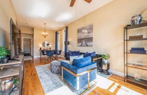 Lower West Side Apartment | Lovely 2 Bed. 3 Miles from DT w/Free Parking