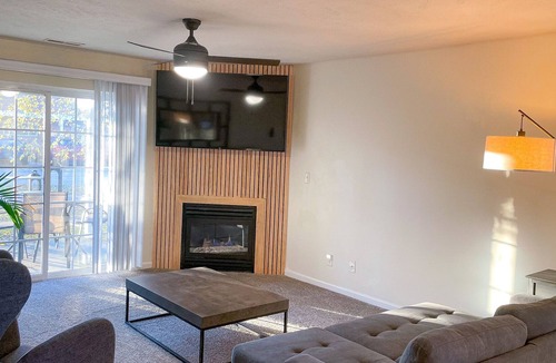 Machesney Park Condo | LOVELY 2-BEDROOM CONDO WITH FIREPLACE