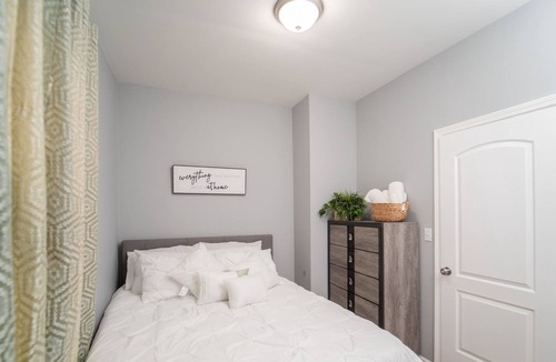Blue Island Apartment | Lovely 3 Bedroom Apartment… Waiting for You to Make it Home!