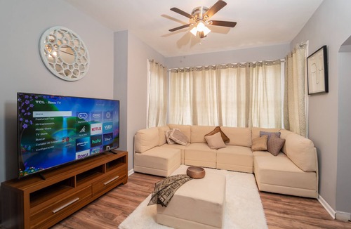Blue Island Apartment | Lovely 3 Bedroom Apartment… Waiting for You to Make it Home!