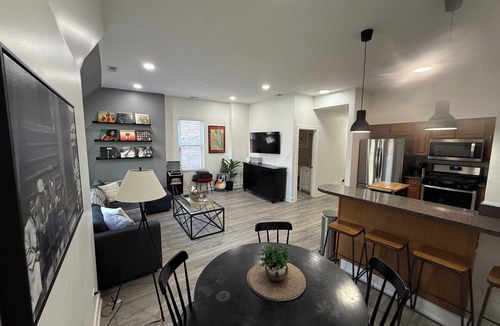 Bronzeville Apartment | Lovely 3-bedroom apartment in Bronzeville