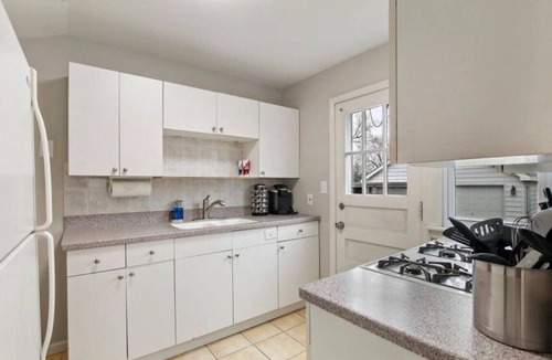 Russell Apartment | Lovely Duplex in DT Libertyville Near Naval Base!