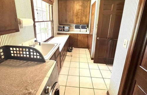 Centralia House | Lovely neighborhood. Near hospitals. Weekly and Monthly rates available.