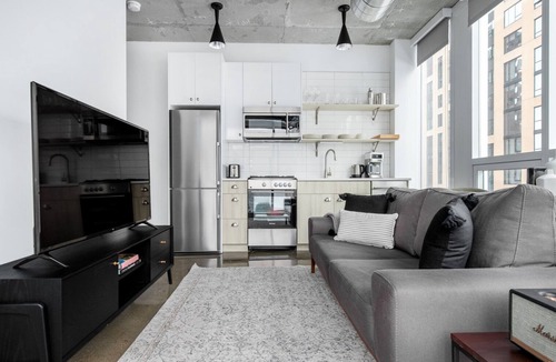 Near North Side Apartment | Lovely River North 1BR w/Gym, Pool, near L stop & Beach, by Blueground
