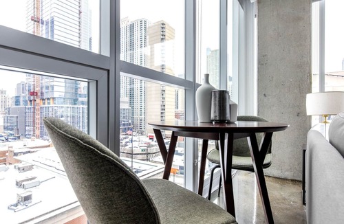 Near North Side Apartment | Lovely River North 1BR w/Gym, Pool, near L stop & Beach, by Blueground