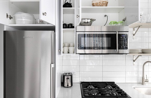 Near North Side Apartment | Lovely River North 1BR w/Gym, Pool, near L stop & Beach, by Blueground