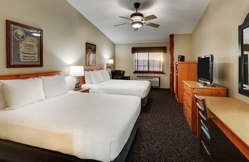Moline Hotel | Lovely Riverfront Patio Stay! Wild Theme Suites & Pool Fun | 4 Units