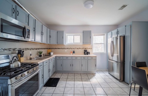 Logan Square Apartment | ❤️ Lowest Rates! Fun & Stylish 3BR in Logan Square