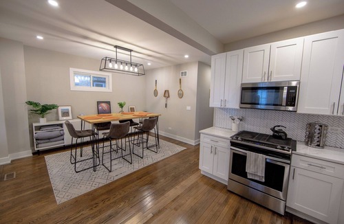 Rogers Park Apartment | Loyola Lookout – Sporty 3BR Apt Steps from Loyola & Lake w/Free Parking