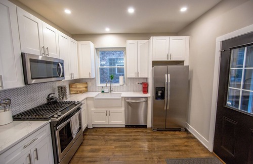 Rogers Park Apartment | Loyola Lookout – Sporty 3BR Apt Steps from Loyola & Lake w/Free Parking