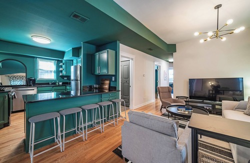 Wrigleyville Apartment | Lucky Green - A Bold 9BR/5BA w/Parking by Wrigley