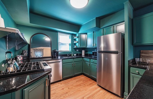 Wrigleyville Apartment | Lucky Green - A Bold 9BR/5BA w/Parking by Wrigley
