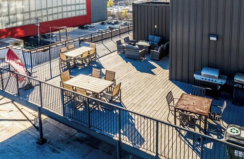 Near South Side Apartment | Luxéry Stay "Paris Themed" Downtown/McCormick/Wintrust Area