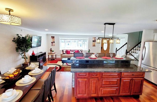 Fox Valley House | Lux TriLevel Big 4 BR House Yard & Pond View in the Hearth of Schaumburg