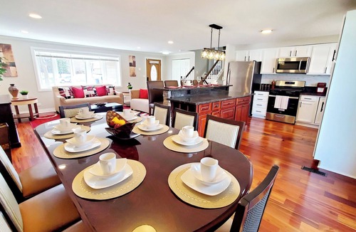 Fox Valley House | Lux TriLevel Big 4 BR House Yard & Pond View in the Hearth of Schaumburg