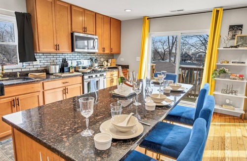 Chicago House | Luxe Duplex - Private Gym -Huge Yard -King Beds Garage Parking-EV Charger- Crib