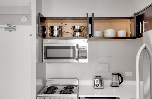 Edgewater Beach Apartment | Luxe Edgewater Studio w/Gym, Deck & Lounge, 5 blocks to L, by Blueground