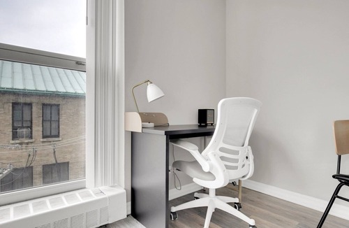 Edgewater Beach Apartment | Luxe Edgewater Studio w/Gym, Deck & Lounge, 5 blocks to L, by Blueground