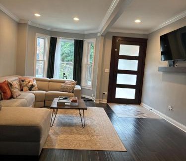 Grand Boulevard Apartment | Luxe Hyde Park Gray Stone near UofC