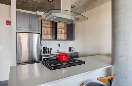 Lake View East Apartment | Luxe Lakeview 1BR w/Gym & Grills, nr Lakefront Trail, by Blueground