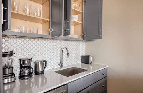 Lake View East Apartment | Luxe Lakeview 1BR w/Gym & Grills, nr Lakefront Trail, by Blueground